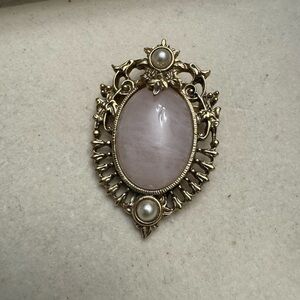 Vintage-Style Gold Tone Brooch with Rose Quartz Cabochon and Pearl Accents